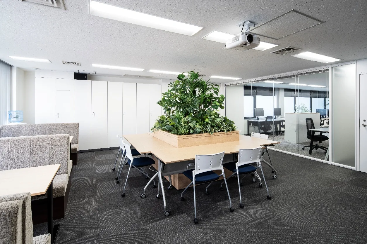 中央に植栽を配したファミリーシート。向かい合って座り、自然と会話が生まれる配置