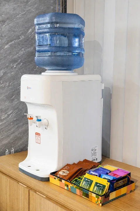 ウォーターサーバーと、コーヒーや紅茶を用意したドリンクコーナー
