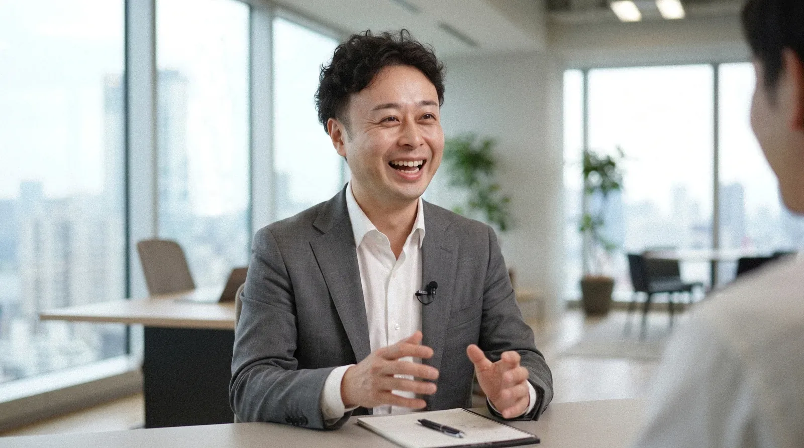 手ぶりを交えながら、笑顔でインタビューに答える橋本さん