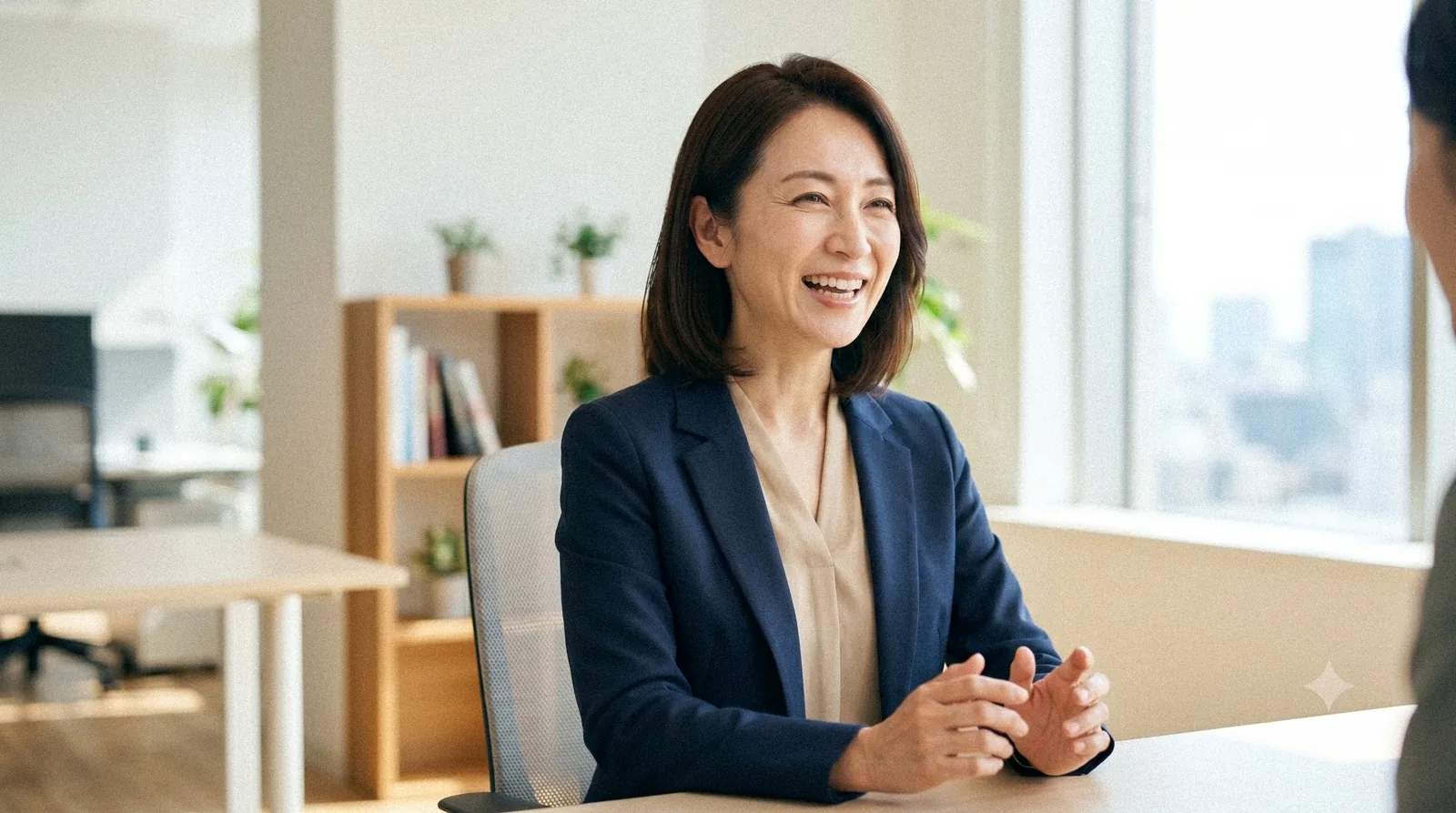 打ち合わせスペースで、笑顔でインタビューに答える宮田さん