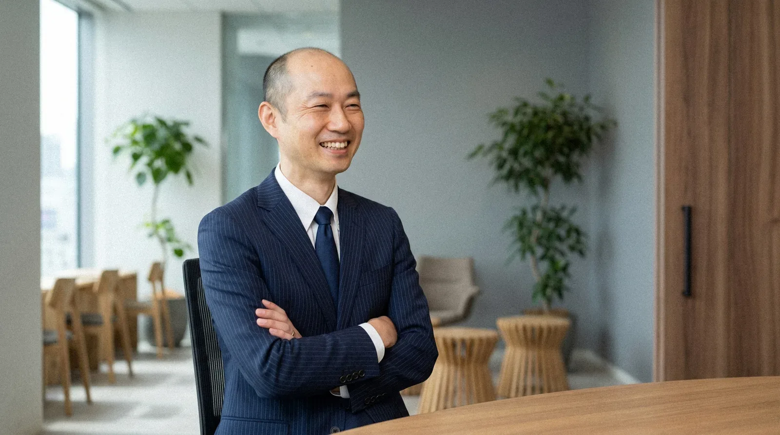 打ち合わせスペースで、インタビューに答える齋藤さん