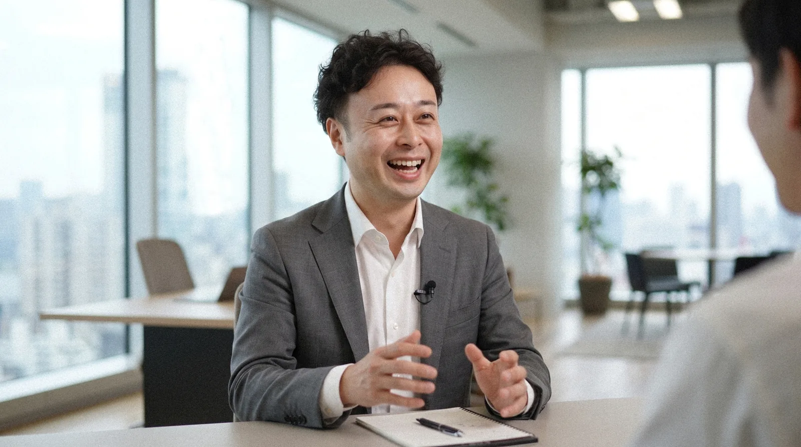 スーツを着た男性 AI 生成コンテンツは誤りを含む可能性があります。